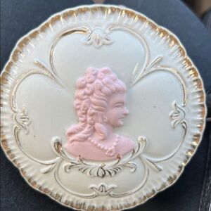 Vintage cameo trinket / powder box